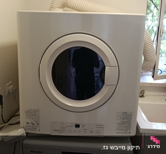 מכונת כביסה ומייבש בחדר כביסה